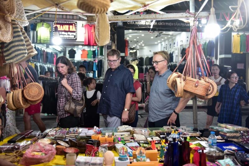 Les touristes occidentaux se prom&egrave;nent sur le march&eacute; vietnamien