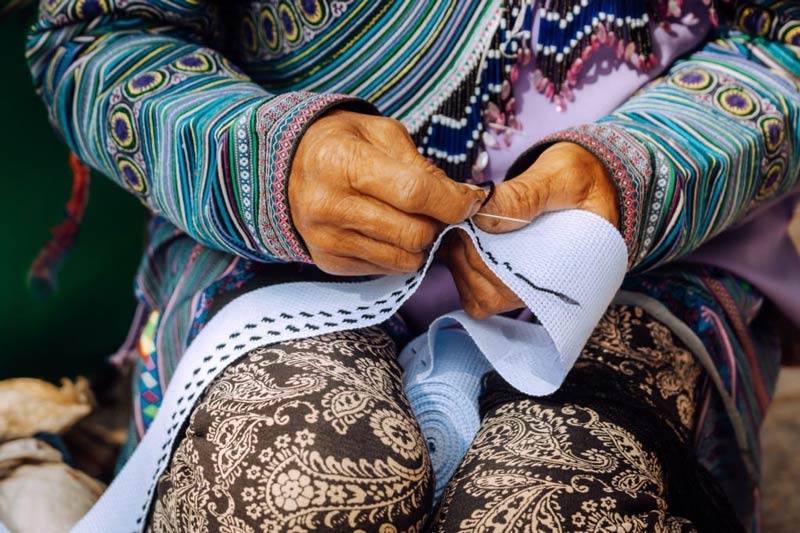 Les Hmong fleuris sont r&eacute;put&eacute;s pour leurs costumes traditionnels hauts en couleur et finement brod&eacute;s