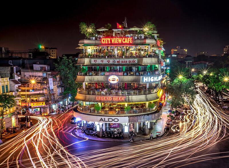 Rue anim&eacute;e &agrave; Hano&iuml; la nuit