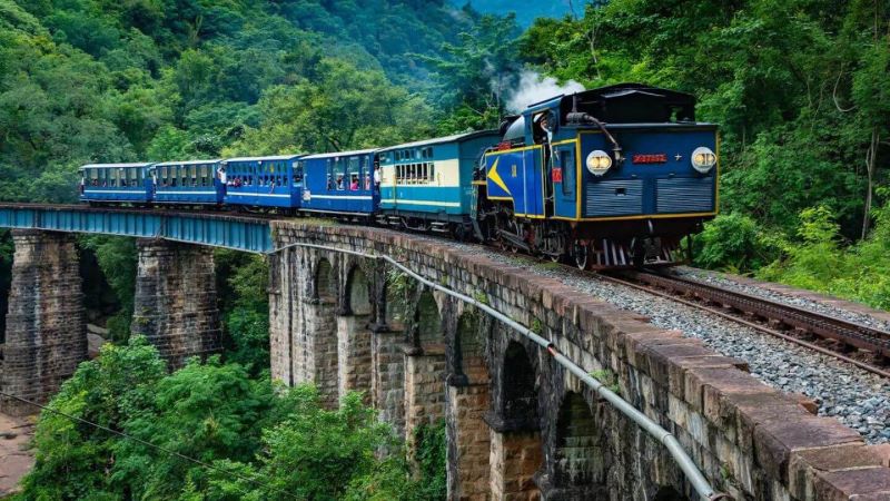 Train de nuit confortable reliant la gare de Lao Cai &agrave; Sapa, traversant les montagnes du nord Vietnam avec vue panoramique