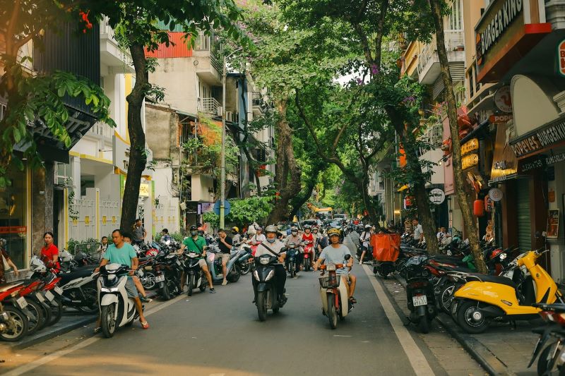 Circulation anim&eacute;e dans les rues du Vietnam avec des scooters et des voitures en mouvement