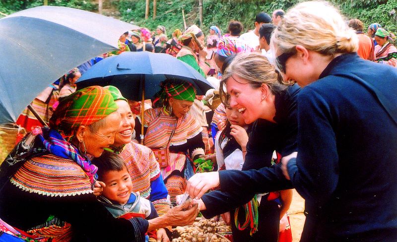 Sc&egrave;ne de n&eacute;gociation dans un march&eacute; traditionnel au Vietnam