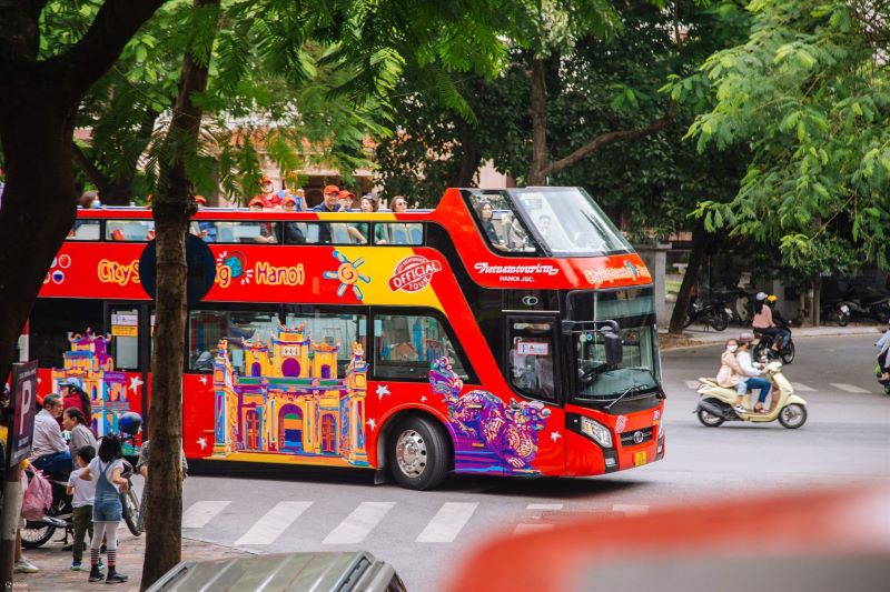 bus &agrave; impr&eacute;riale se d&eacute;place autour de Hanoi