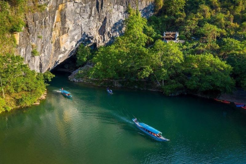 Panorama du parc national Phong Nha-Kẻ B&agrave;ng, Vietnam, avec ses montagnes karstiques spectaculaires et la v&eacute;g&eacute;tation luxuriante