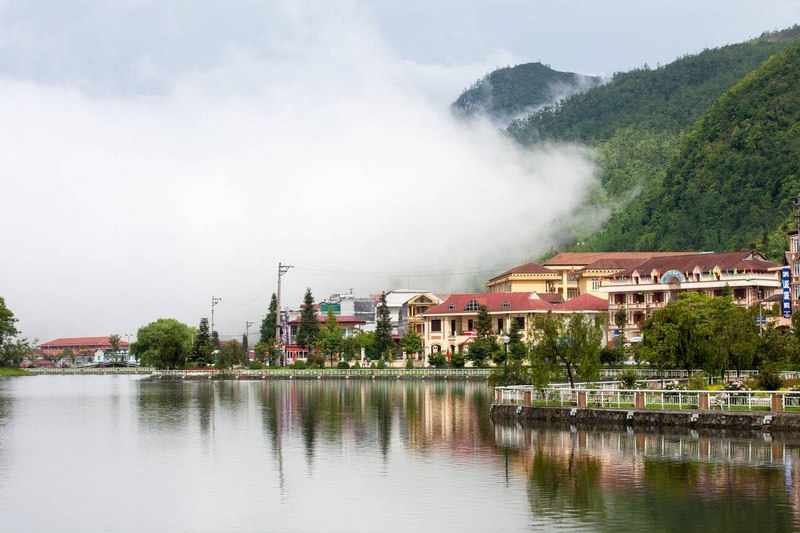 Le c&oelig;ur de Sapa, refl&eacute;t&eacute; dans son lac.