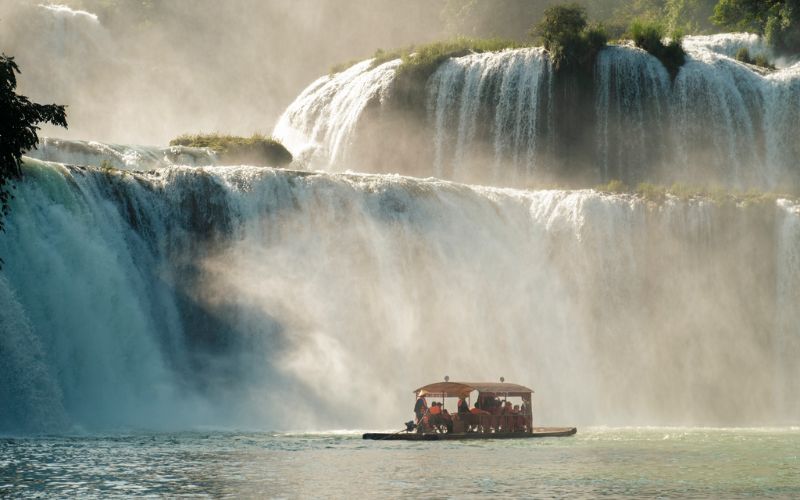 Cascade de Ban Gioc au Nord Vietnam avec barque de touristes 