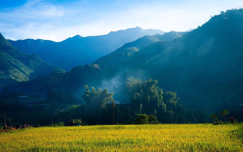 Paysage naturel du Nord Vietnam avec vall&eacute;e verdoyante et brume matinale sur les montagnes