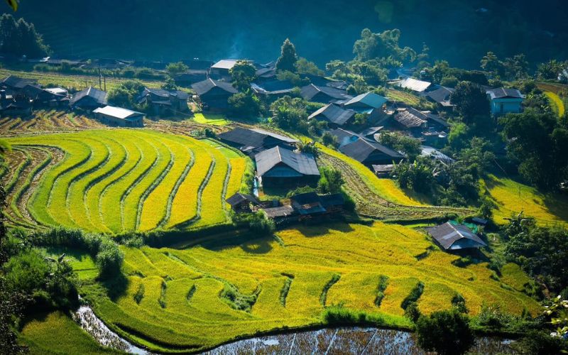 Rizi&egrave;res en terrasse et village traditionnel au Nord Vietnam, vue panoramique depuis les hauteurs
