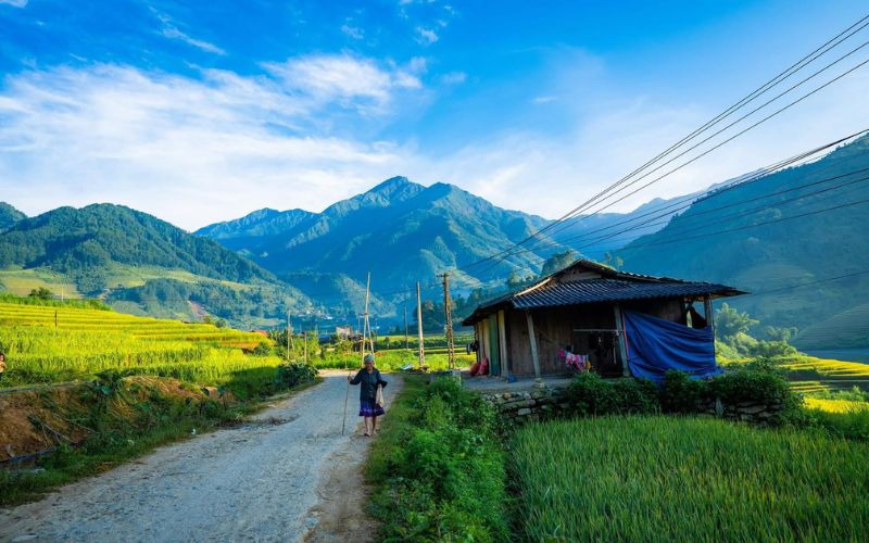 Maison traditionnelle vietnamienne dans un village montagnard du Nord Vietnam &ndash; montagnes en arri&egrave;re-plan