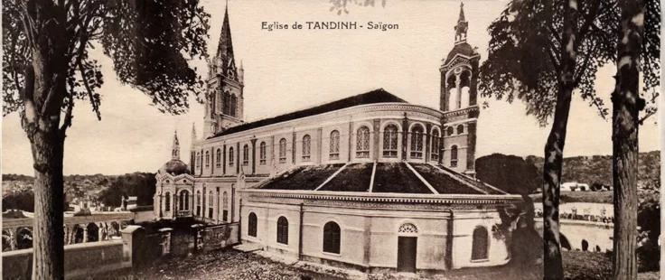 Église rose avec un style particulier au coeur de Saigon