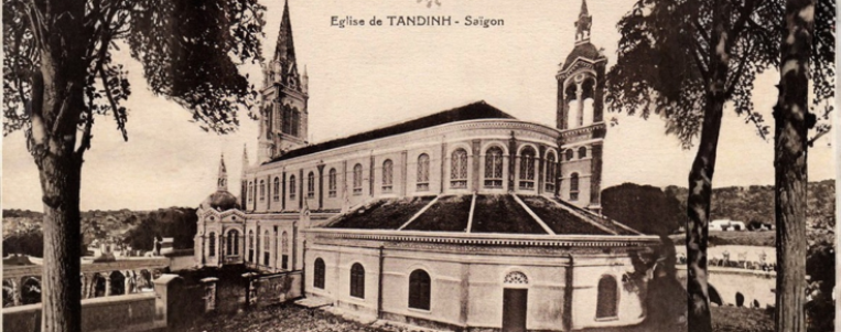 Église rose avec un style particulier au coeur de Saigon