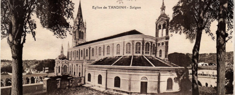 Église rose avec un style particulier au coeur de Saigon